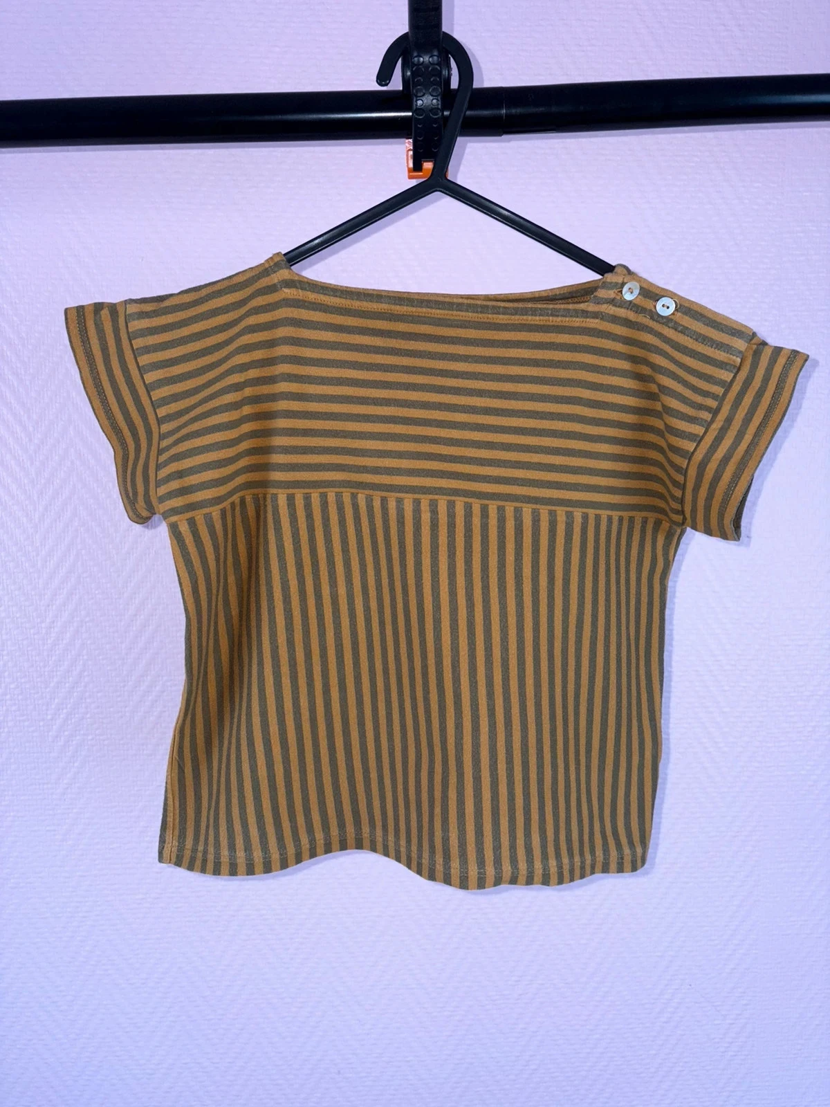 T-shirt Petit Germain Paris 4 ans rayé kaki et camel – 100 % coton – Très bon état.